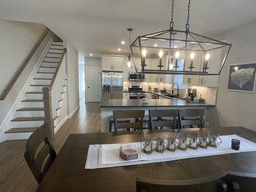 Shore Elegance! 5br 4 bath private home w/ 5 decks & hot tub just steps to beach