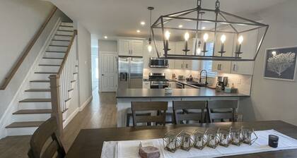 Shore Elegance! 5br 4 bath private home w/ 5 decks & hot tub just steps to beach