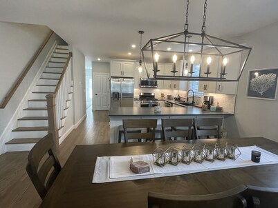 Shore Elegance! 5br 4 bath private home w/ 5 decks & hot tub just steps to beach