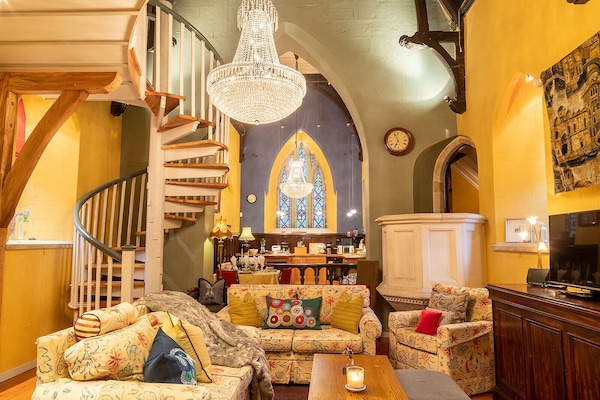 Smart-tv, eldstad, böcker och en stereo