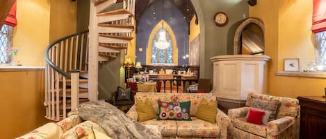 TV connectée, cheminée, livres, chaîne hi-fi