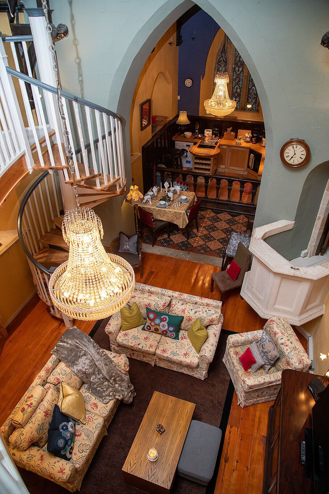 Smart TV, fireplace, books, stereo