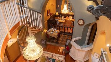 Smart TV, fireplace, books, stereo