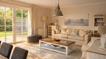 Een smart-tv, boeken en een stereo