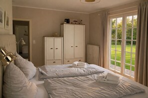 2 bedrooms, travel cot, free WiFi, bed sheets