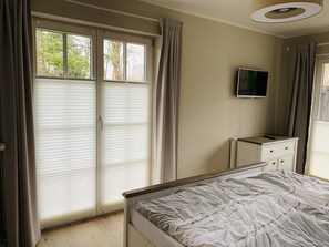 2 bedrooms, travel cot, free WiFi, bed sheets - High-quality vacation apartment with large terrace (Sankt Peter-Ording)