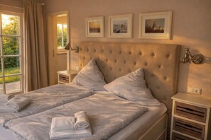 2 bedrooms, travel cot, free WiFi, bed sheets
