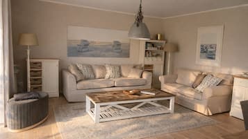 Smart-TV, Bücher, Stereoanlage