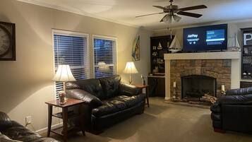 TV connectée, lecteur de DVD, livres