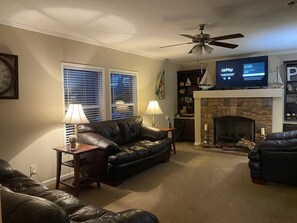 TV connectée, lecteur de DVD, livres