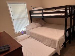 4 slaapkamers, een strijkplank/strijkijzer, gratis wifi, beddengoed