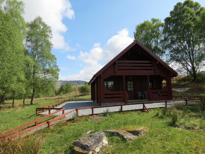Pine Lodge Cosy Cabin With 2 Bedrooms. Open all year. 15 miles from Fort William