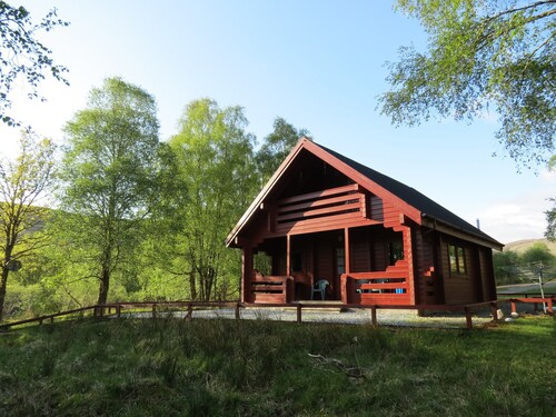 Pine Lodge Cosy Cabin With 2 Bedrooms. Open all year. 15 miles from Fort William