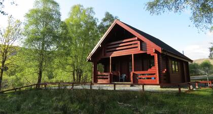 Pine Lodge Cosy Cabin With 2 Bedrooms. Open all year. 15 miles from Fort William