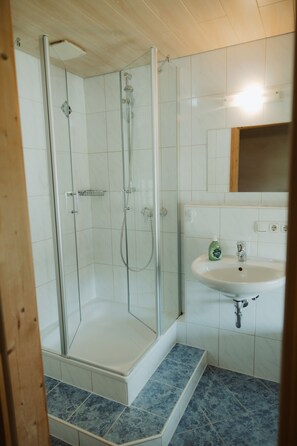 Dusche, Haartrockner, Handtücher