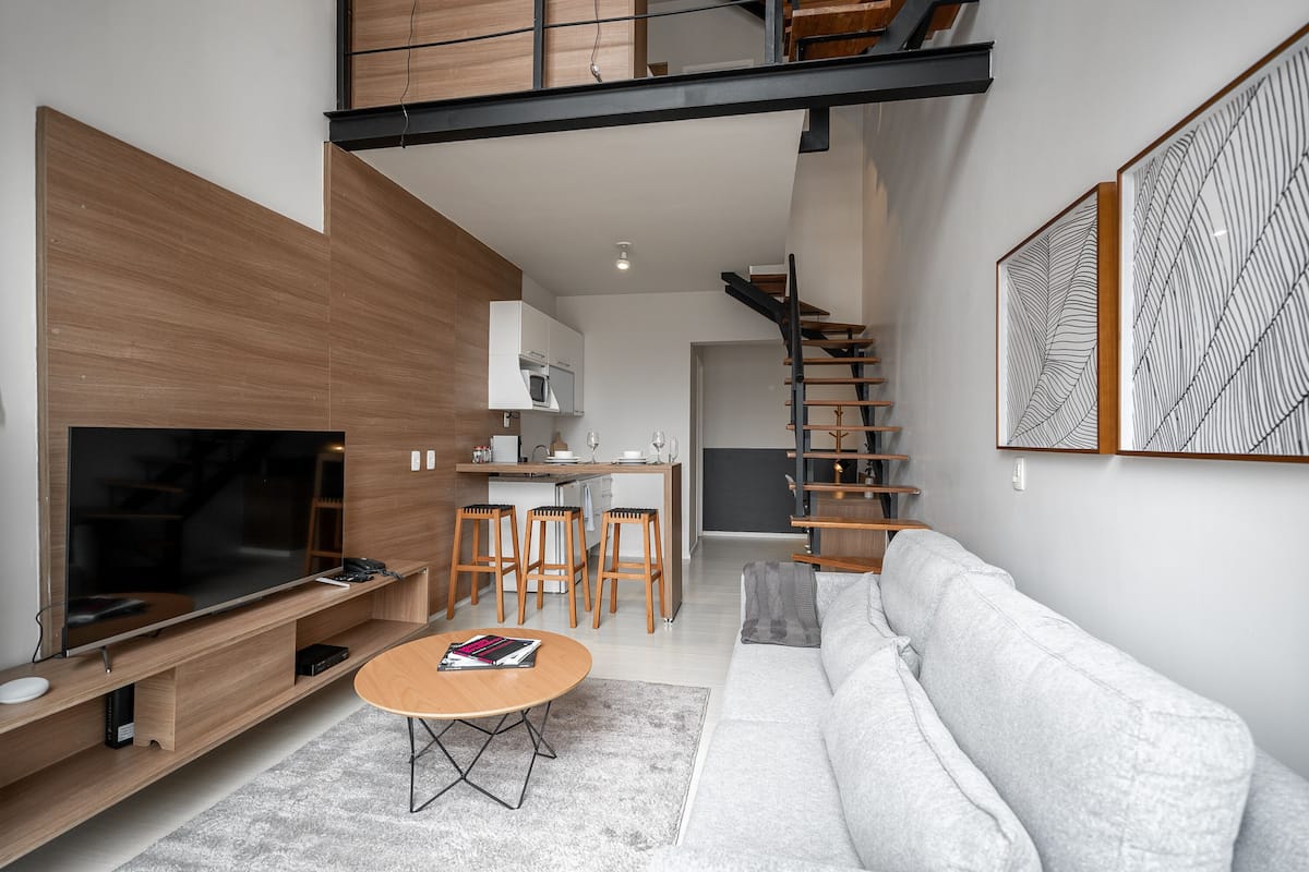 Toetasjesleilighet – deluxe, 1 soverom (1 Double Bed and 1 Single Bed) | Oppholdsområde | En 40-tommers smart-TV med digitale kanaler samt TV