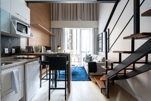 Duplex, 1 Bedroom (Double Bed) | Private kitchen | Mini-fridge, microwave, stovetop, cookware/dishes/utensils - Charlie NYC Berrini (São Paulo)