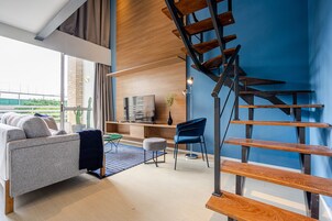 Duplex 1 Dorm Deluxe Casal | Área de estar | Smart TV 40 polegadas com canais digitais, TV