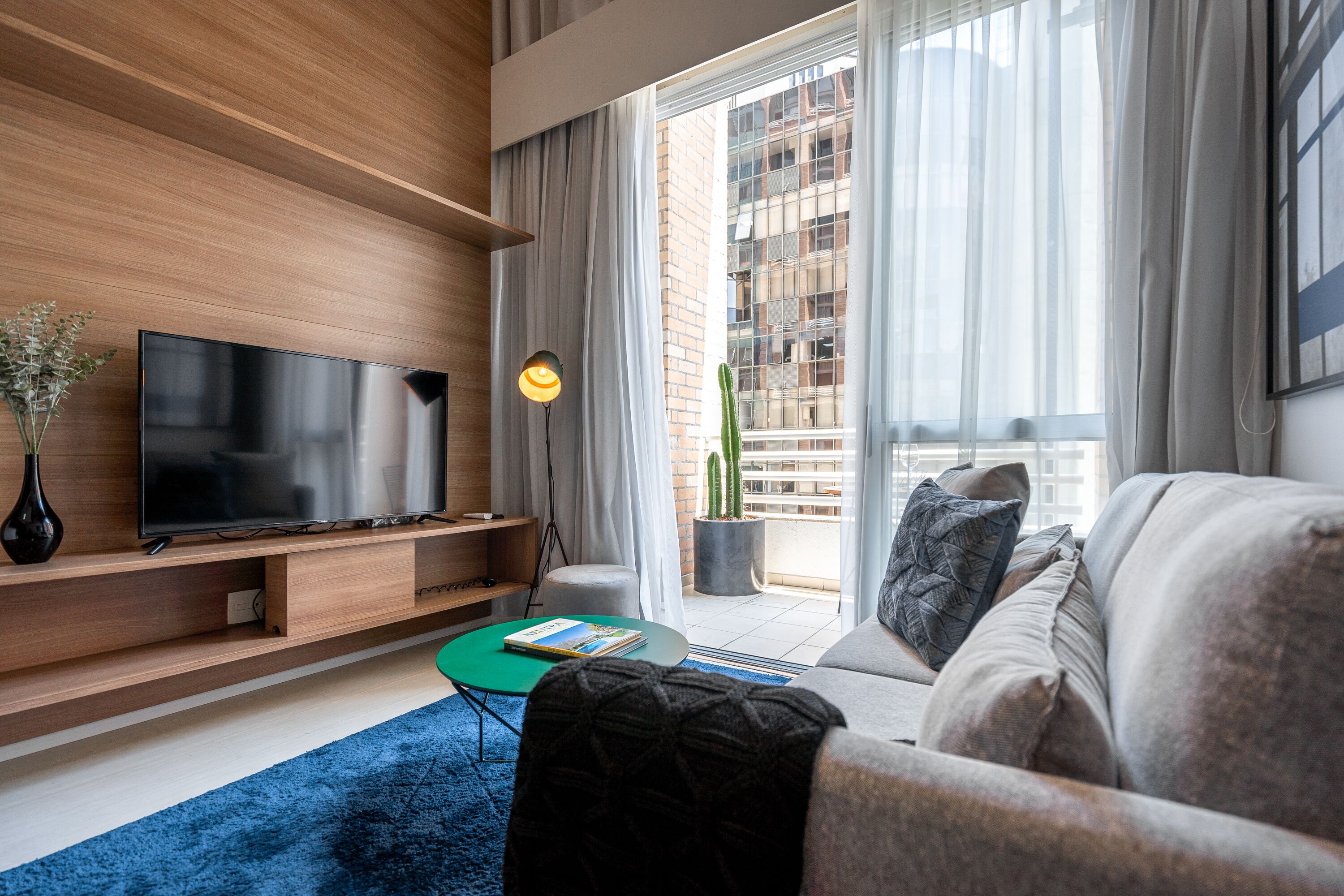 传统复式 | 起居区 | 40-英寸智能电视 （配备数码频道）、电视