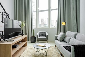 Duplex supérieur | Salle de séjour | Téléviseur connecté de 40 po avec télévision numérique, téléviseur