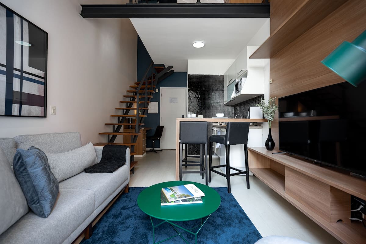 Toetasjesleilighet, 1 soverom (Double Bed) | Oppholdsområde | En 40-tommers smart-TV med digitale kanaler samt TV