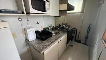 Appartement | Cuisine privée | Grand réfrigérateur, micro-ondes, plaque de cuisson, grille-pain