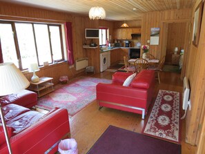 TV, stereo - Oak Lodge Cosy Cabin With 2 Bedrooms. Open all year. 15 miles from Fort William (Roybridge)