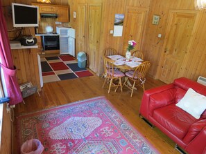 TV, stereo - Oak Lodge Cosy Cabin With 2 Bedrooms. Open all year. 15 miles from Fort William (Roybridge)
