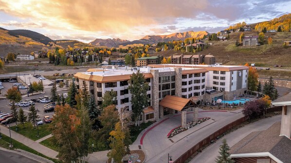 Exterior - Grand Lodge 565 — Top-Floor Crested Butte Studio, Pool, Hot Tub, Walk to Lifts (Crested Butte)