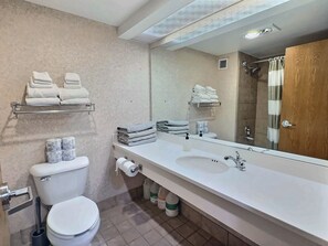 【Bathroom】Full bath with tub/shower - Grand Lodge 565 — Top-Floor Crested Butte Studio, Pool, Hot Tub, Walk to Lifts (Crested Butte)