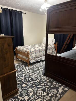 3 Schlafzimmer, Schreibtisch, Bügeleisen/Bügelbrett, WLAN