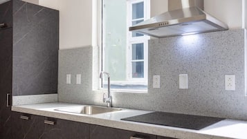 Een koelkast, een magnetron, een oven, een kookplaat