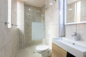 Douche, sèche-cheveux, serviettes fournies