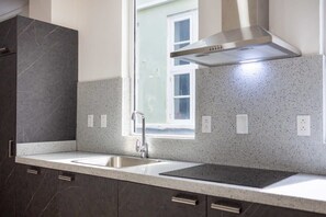 Geladeira, micro-ondas, fogão, cooktop