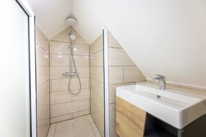 Een douche, een haardroger, handdoeken