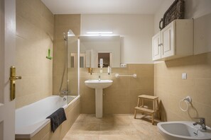Badewanne, Haartrockner, Handtücher
