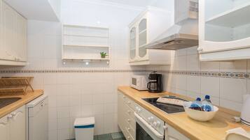 Een koelkast, een magnetron, een oven, een vaatwasser