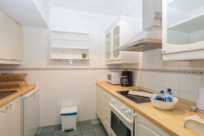 Een koelkast, een magnetron, een oven, een vaatwasser