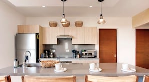 Refrigerador, microondas, horno y parrilla de estufa