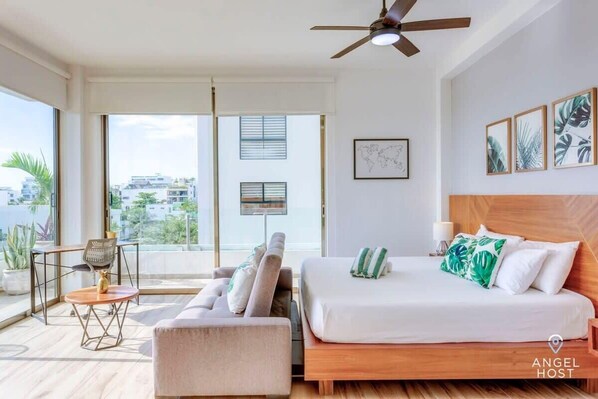 Caja de seguridad en la habitación y escritorio