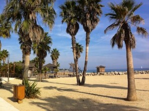 Beach nearby, sun loungers - VILLA Christina - TOP location for excursions, 3 pools with a view of the coast. (Cogolin, Provence-Alpes-Côte-D’Azur)