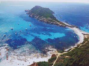 Ubicación cercana a la playa y tumbonas