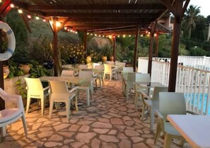 Outdoor dining - VILLA Christina - TOP location for excursions, 3 pools with a view of the coast. (Cogolin, Provence-Alpes-Côte-D’Azur)