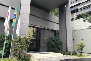 Vista frontal de la propiedad