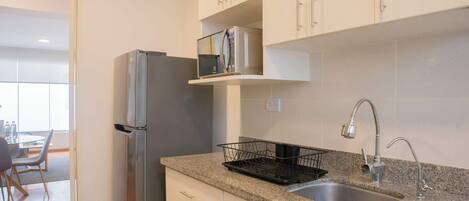 Kylskåp, mikrovågsugn, ugn och spishäll