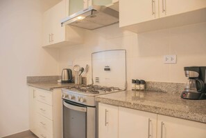 Kjøleskap, mikrobølgeovn, ovn og kokeplater