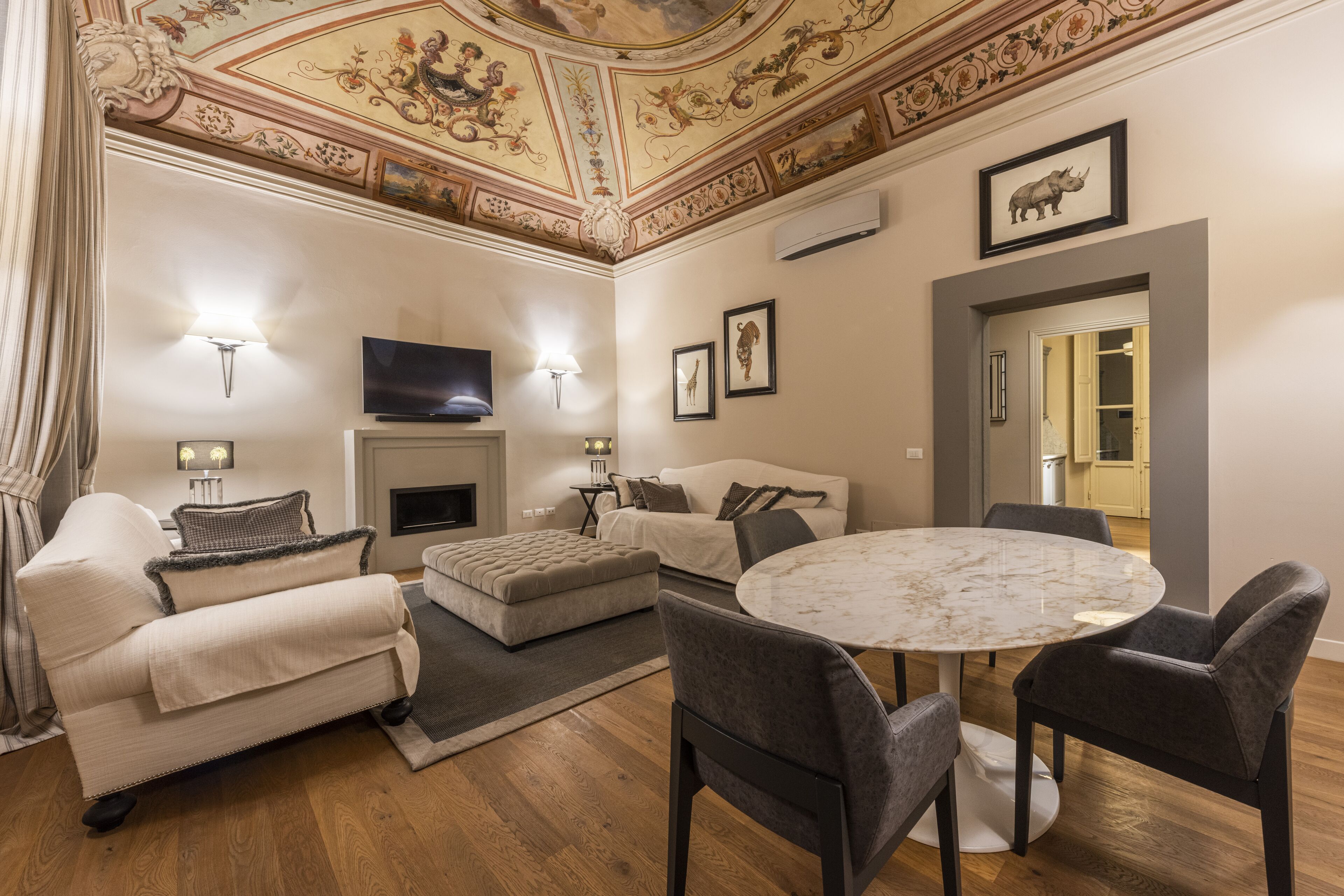 Apartament prèmium | Sala d'estar | Televisor de pantalla plana de 40 polzades amb canals digitals 