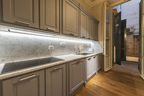 Appartamento Premium | Cucina privata | Frigorifero, microonde, forno, piano cottura