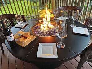 Outdoor dining - RIVER PARK HOME with GARAGE & EV CHARGER, Spa, Home Theatre + Arcade, 3,000 SqFt (Spokane)