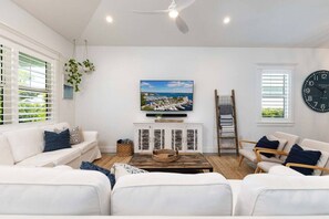 Smart TV, ping pong, books, stereo